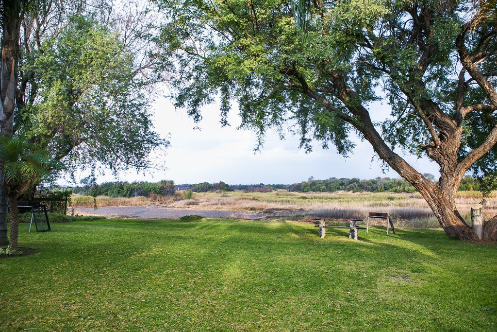 אפינגטון Riverbank Lodge מראה חיצוני תמונה